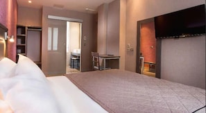 Hochwertige Bettwaren, Zimmersafe, Schreibtisch, Bügeleisen/Bügelbrett