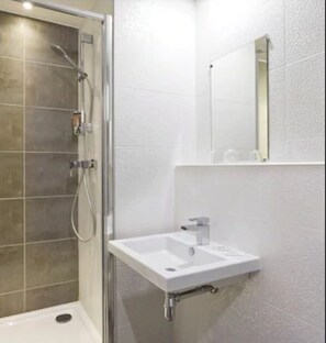 Bathroom - Hôtel des Pavillons (Paris)