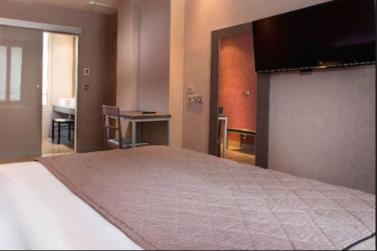 Premium bedding, in-room safe, desk, iron/ironing board (on request)