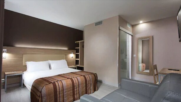 Unclassified image, 1 of 37, button - Hôtel des Pavillons (Paris)