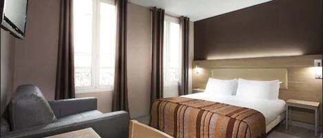 Premium bedding, in-room safe, desk, iron/ironing board