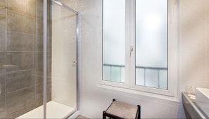 Quarto casal superior | Roupas de cama premium, cofres nos quartos, escrivaninha