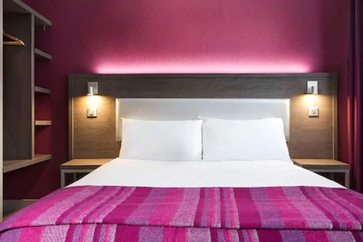 Standaard tweepersoonskamer | Luxe beddengoed, een kluis op de kamer, een bureau