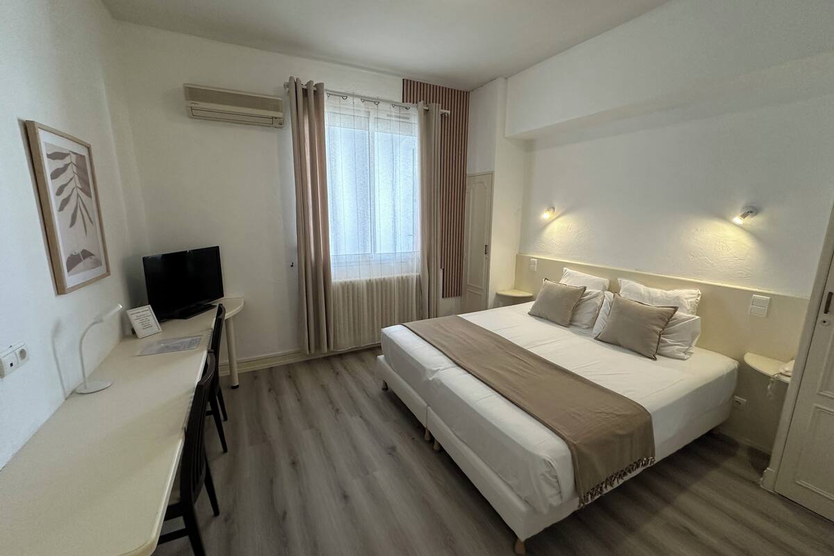 Superior Double Room | 1 bedroom, premium bedding, in-room safe, desk