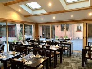 Desayuno buffet (EUR 15 por persona)