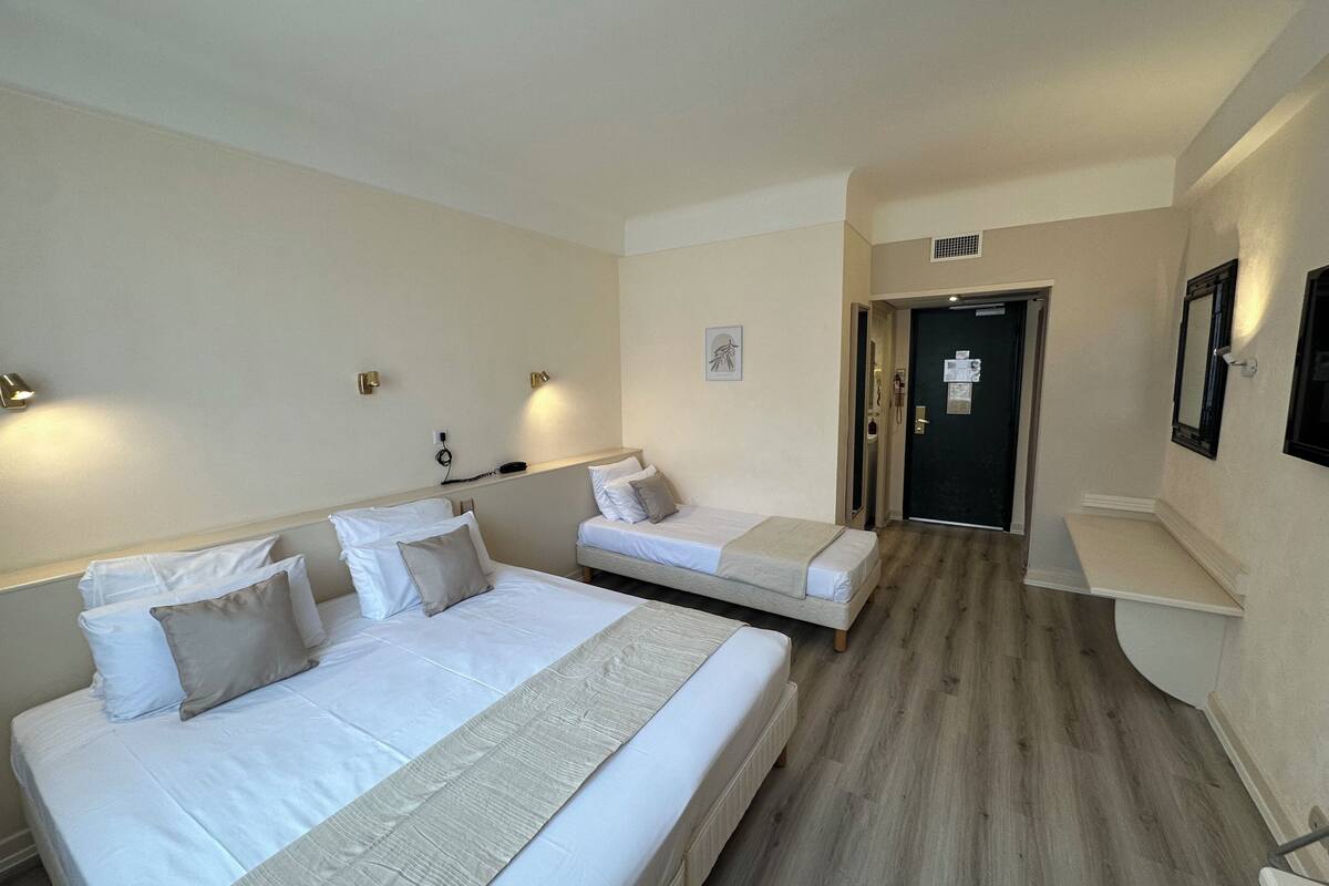 Superior Triple Room | 1 bedroom, premium bedding, in-room safe, desk