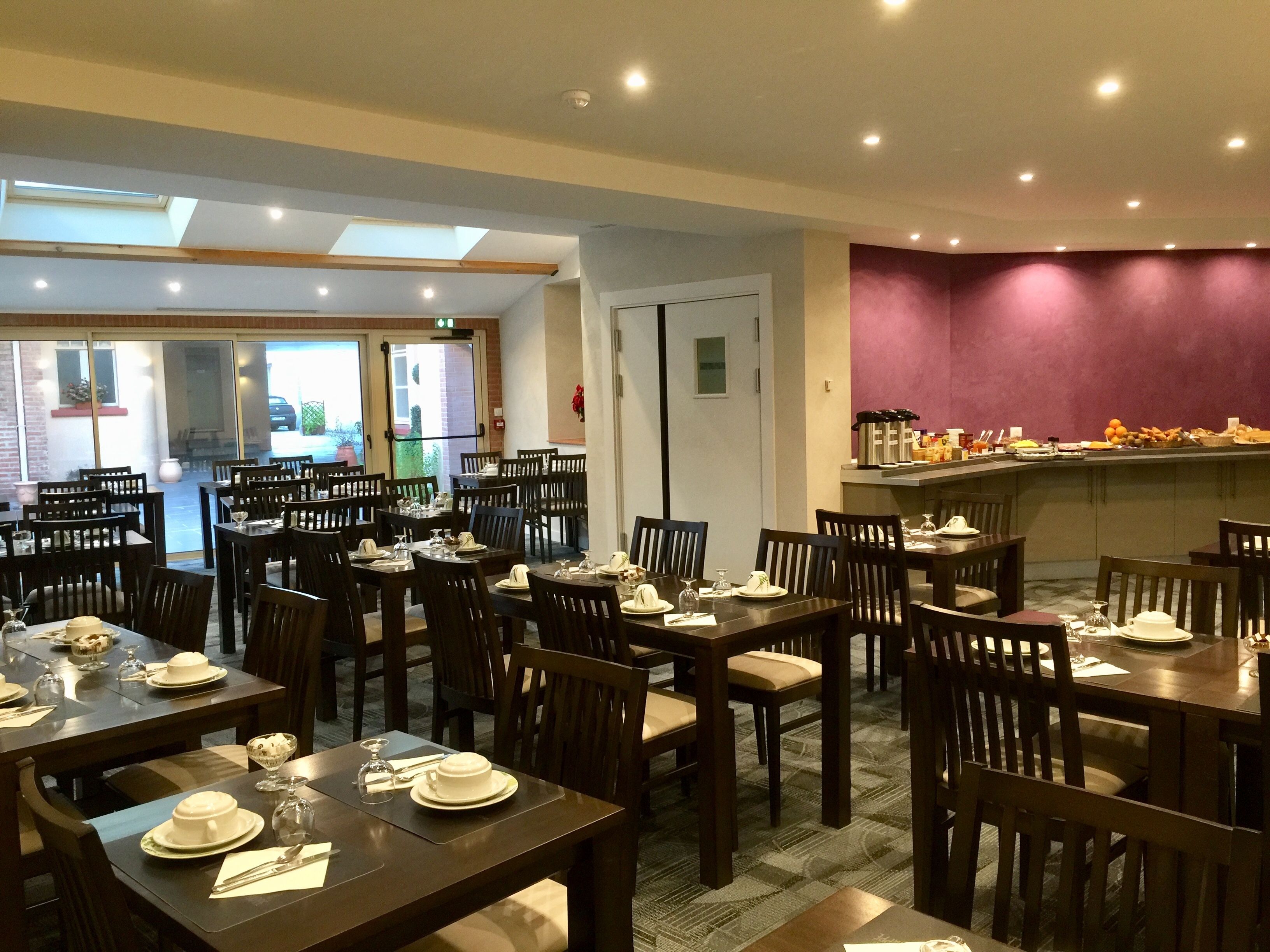 Petit déjeuner buffet (15 EUR par personne)