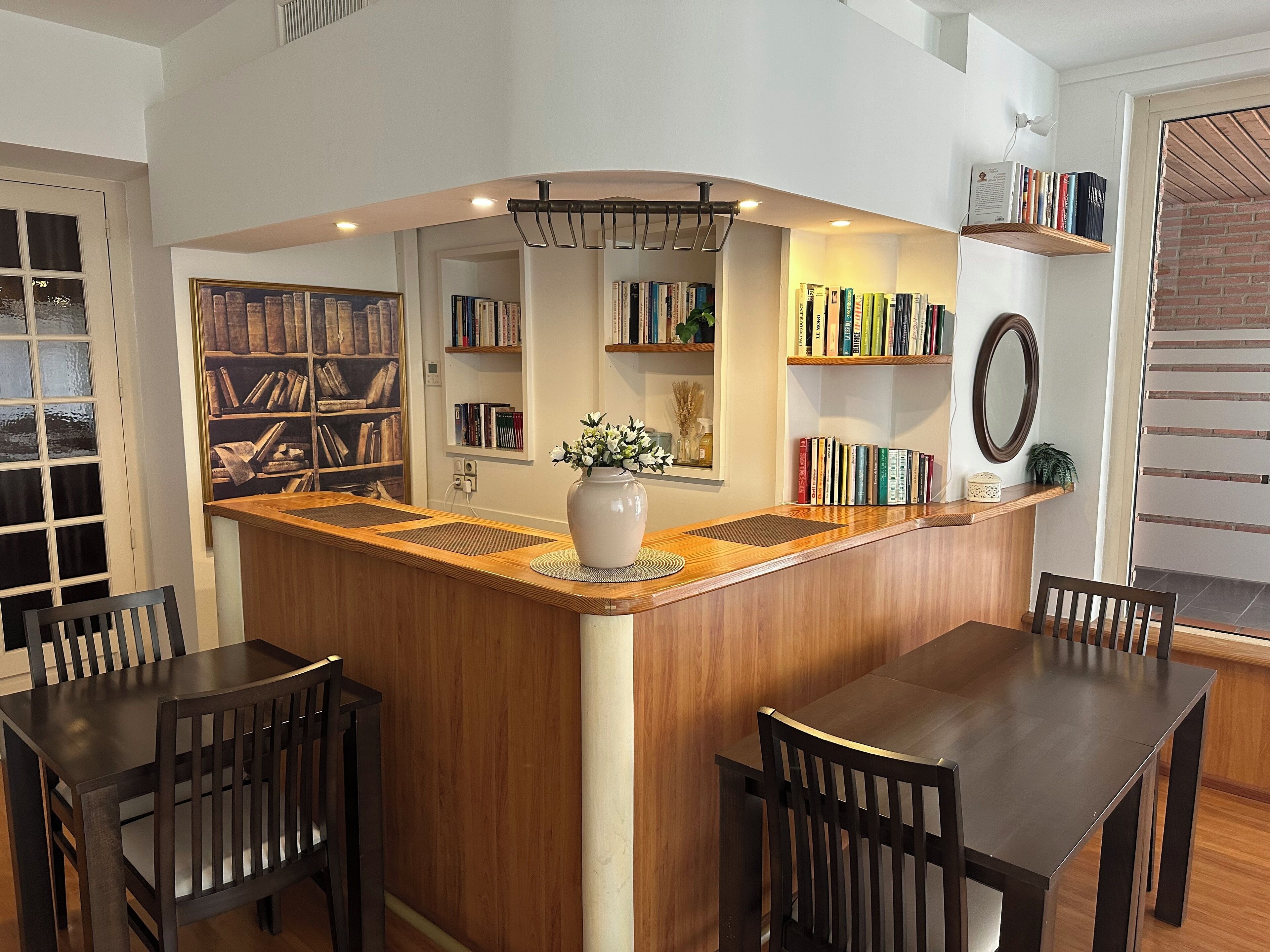 serves lunch and dinner