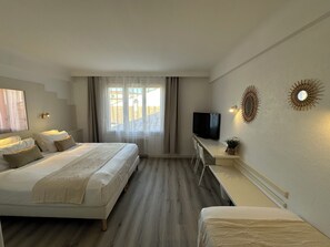 Habitación triple superior | Ropa de cama de alta calidad y caja de seguridad en la habitación