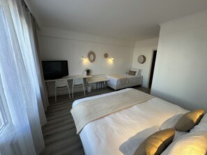 Superior Triple Room | Premium bedding, in-room safe, desk, blackout curtains - Hôtel Chiffre (Albi)