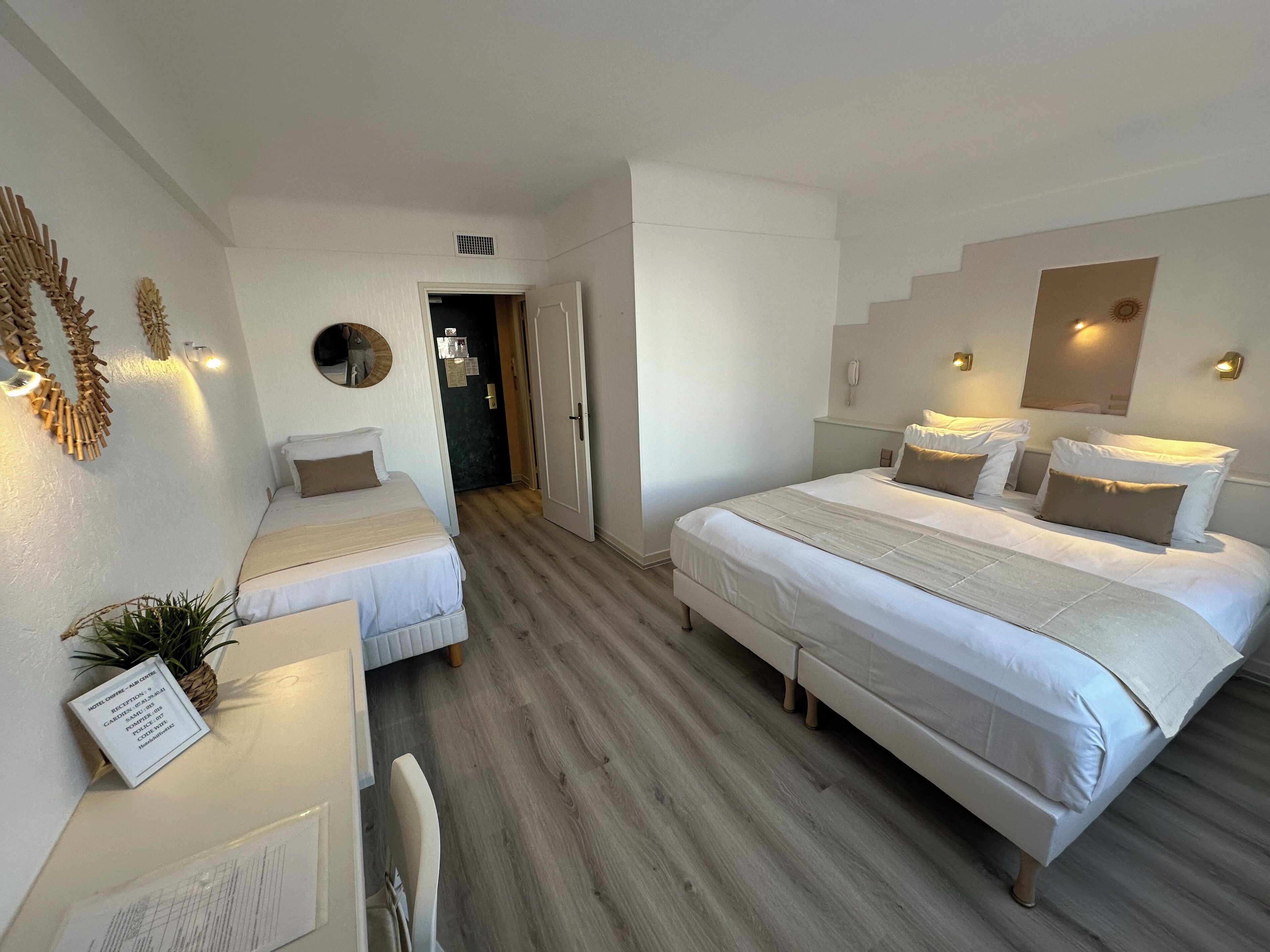 Literie de qualité supérieure, coffres-forts dans les chambres, bureau