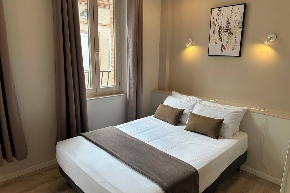Standard Double Room | 1 bedroom, premium bedding, in-room safe, desk