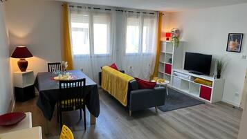 Comfort appartement, 1 tweepersoonsbed met slaapbank | Woonruimte | Een 36-inch flatscreentelevisie met digitale zenders en televisie