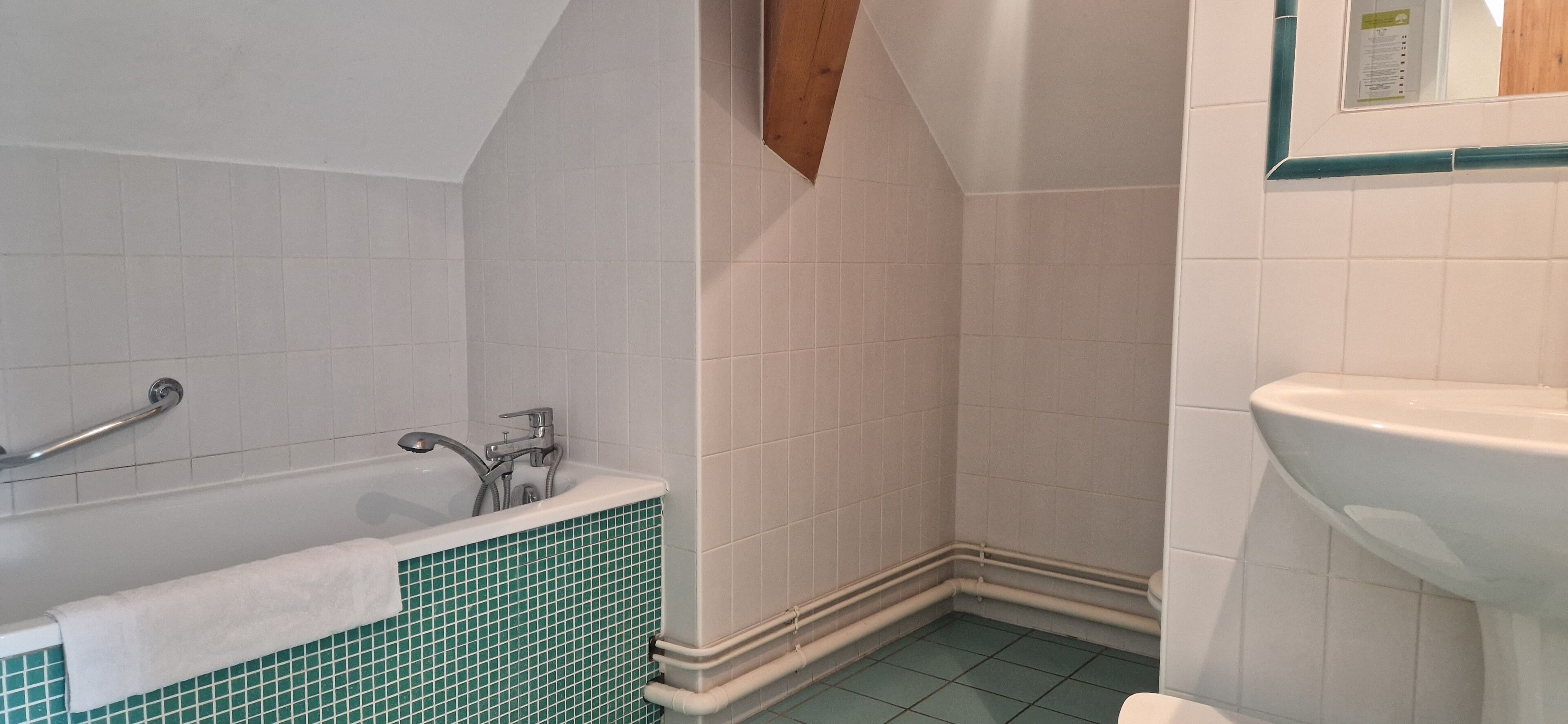 standard triple room | bathroom | free toiletries, towels, soap, shampoo