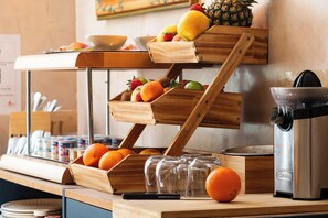 Daily buffet breakfast for a fee - Hôtel de la tour à LIBOURNE (Libourne)