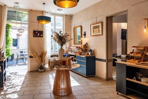 Bữa sáng buffet hàng ngày (11 EUR/mỗi người) 