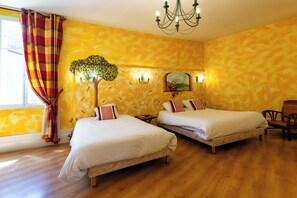 Standard Triple Room, 1 Bedroom, Private Bathroom | Desk, free cribs/infant beds, free WiFi, bed sheets - Hôtel de la tour à LIBOURNE (Libourne)