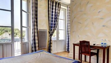 Bureau, lits bébé (gratuits), Wi-Fi gratuit, draps fournis