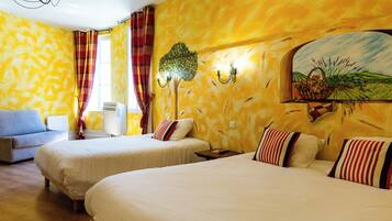 Chambre Triple Standard, 1 chambre, salle de bains privée | Bureau, lits bébé (gratuits), Wi-Fi gratuit, draps fournis