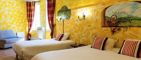 Habitación de hotel con dos camas, un sofá y un cuadro en la pared.