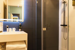 Standard Double Room, 1 Double Bed, Private Bathroom | Bathroom | Shower, free toiletries, hair dryer, towels - Hôtel de la tour à LIBOURNE (Libourne)