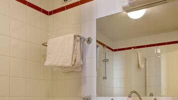 Een badkamer met een bad, een wastafel en een spiegel.