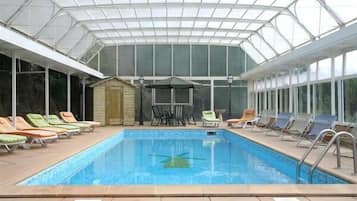 Indoor pool, sun loungers