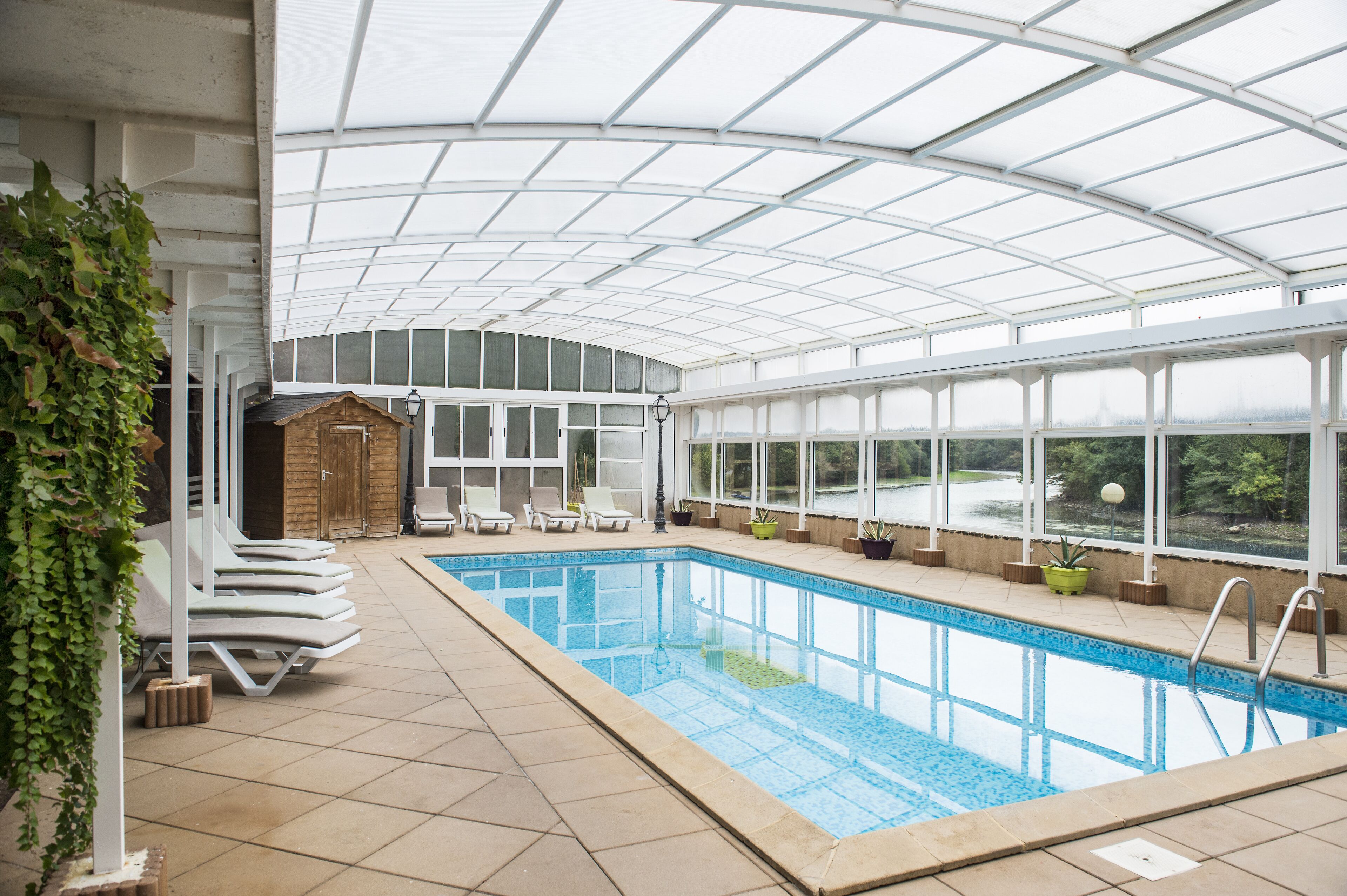 Indoor pool, pool loungers