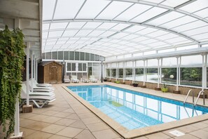 Kolam renang tertutup, kerusi lepak pantai 