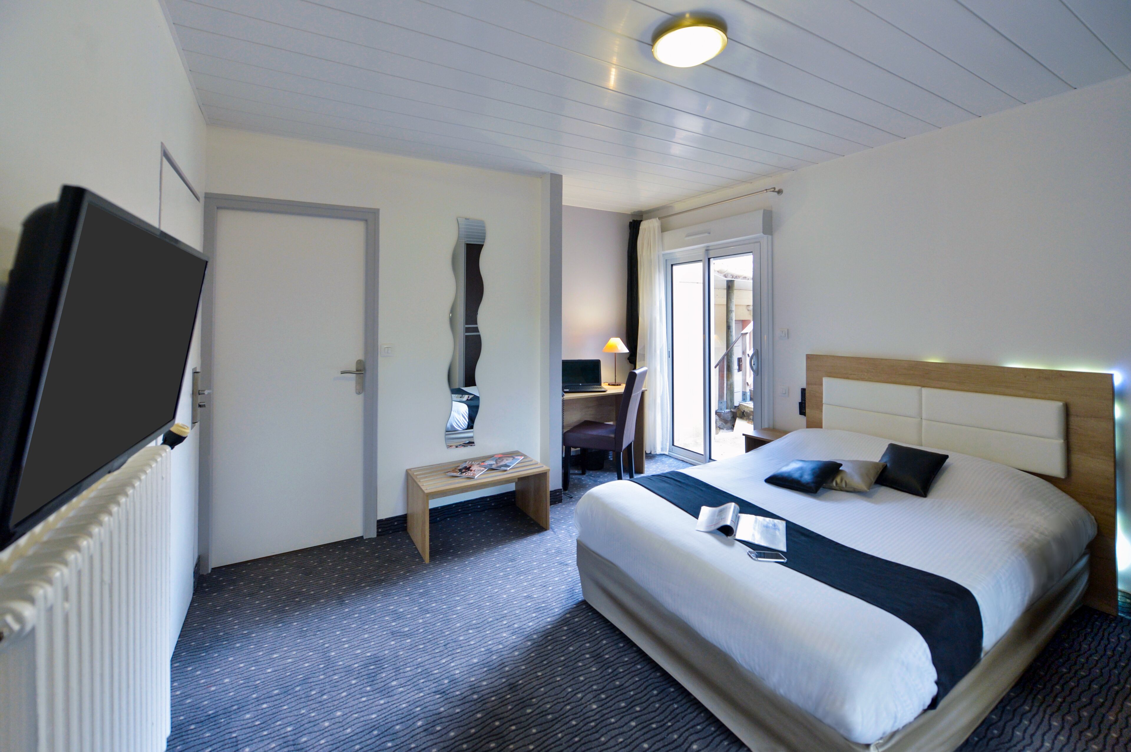 Double Room (small lake view) | In-room safe, desk, blackout curtains, free WiFi