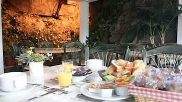 Lunch, dinner served; Regional cuisine, alfresco dining