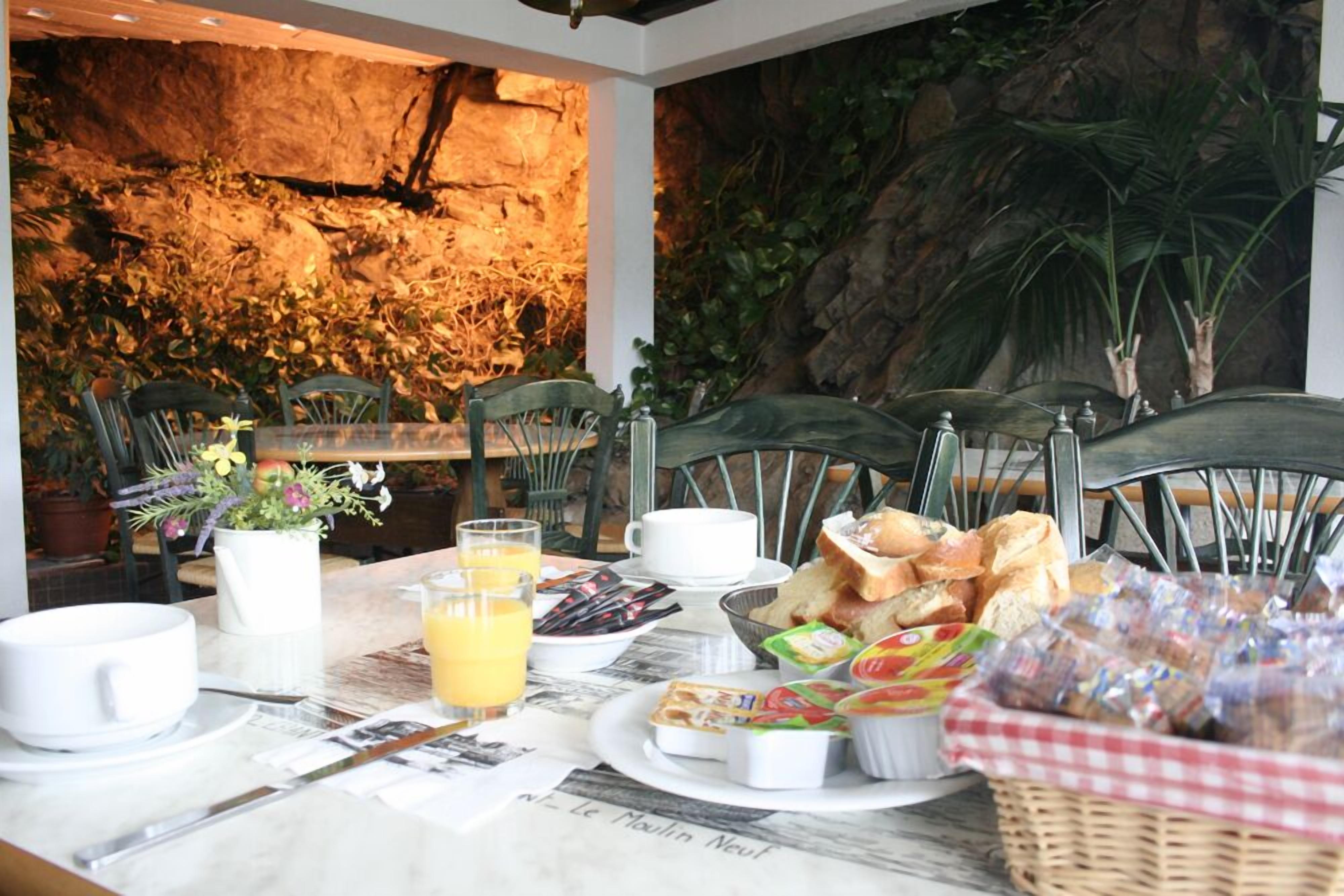 Se ofrece un desayuno bufé (10 EUR por persona)