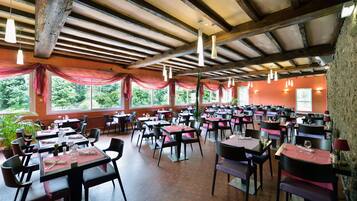 Lunch, dinner served; Regional cuisine, alfresco dining