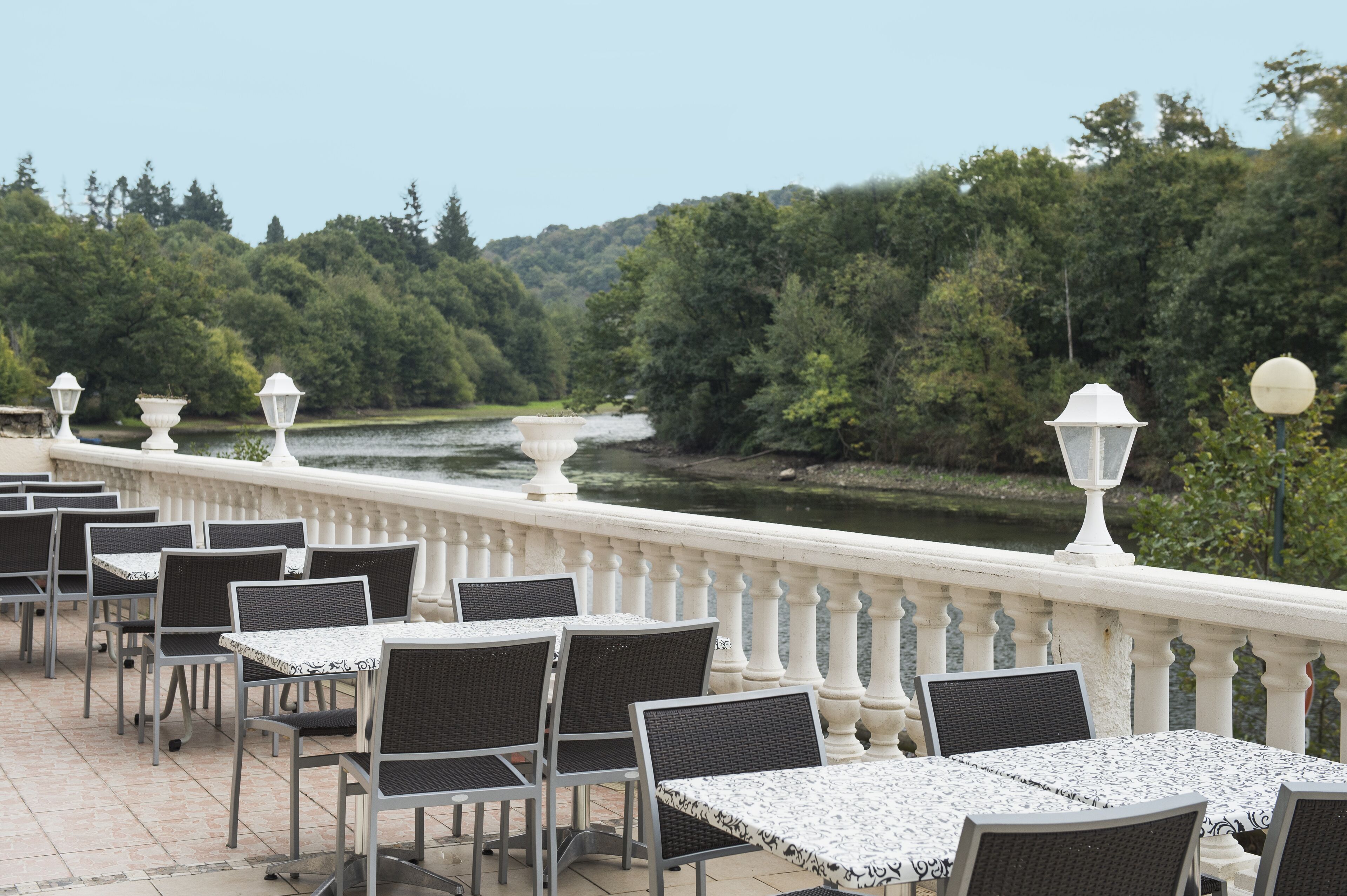 Lunch, dinner served; Regional cuisine, al fresco dining 
