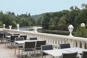 Makan tengah hari dihidangkan, tempat makan di kawasan terbuka