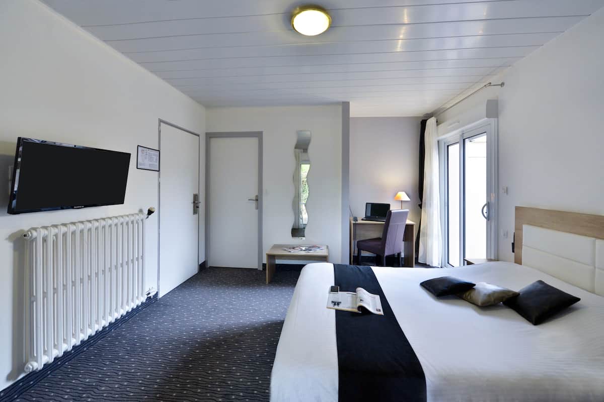 Double Room (small lake view) | Peti besi dalam bilik, meja, langsir/tirai gelap terus, Wi-fi percuma