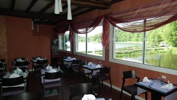 Dagelijks ontbijtbuffet (EUR 10 per persoon)