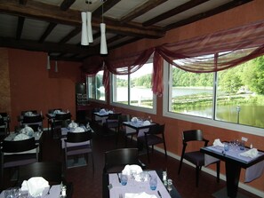 Tägliches Frühstücksbuffet (10 EUR pro Person)