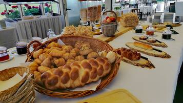 Daily buffet breakfast for a fee