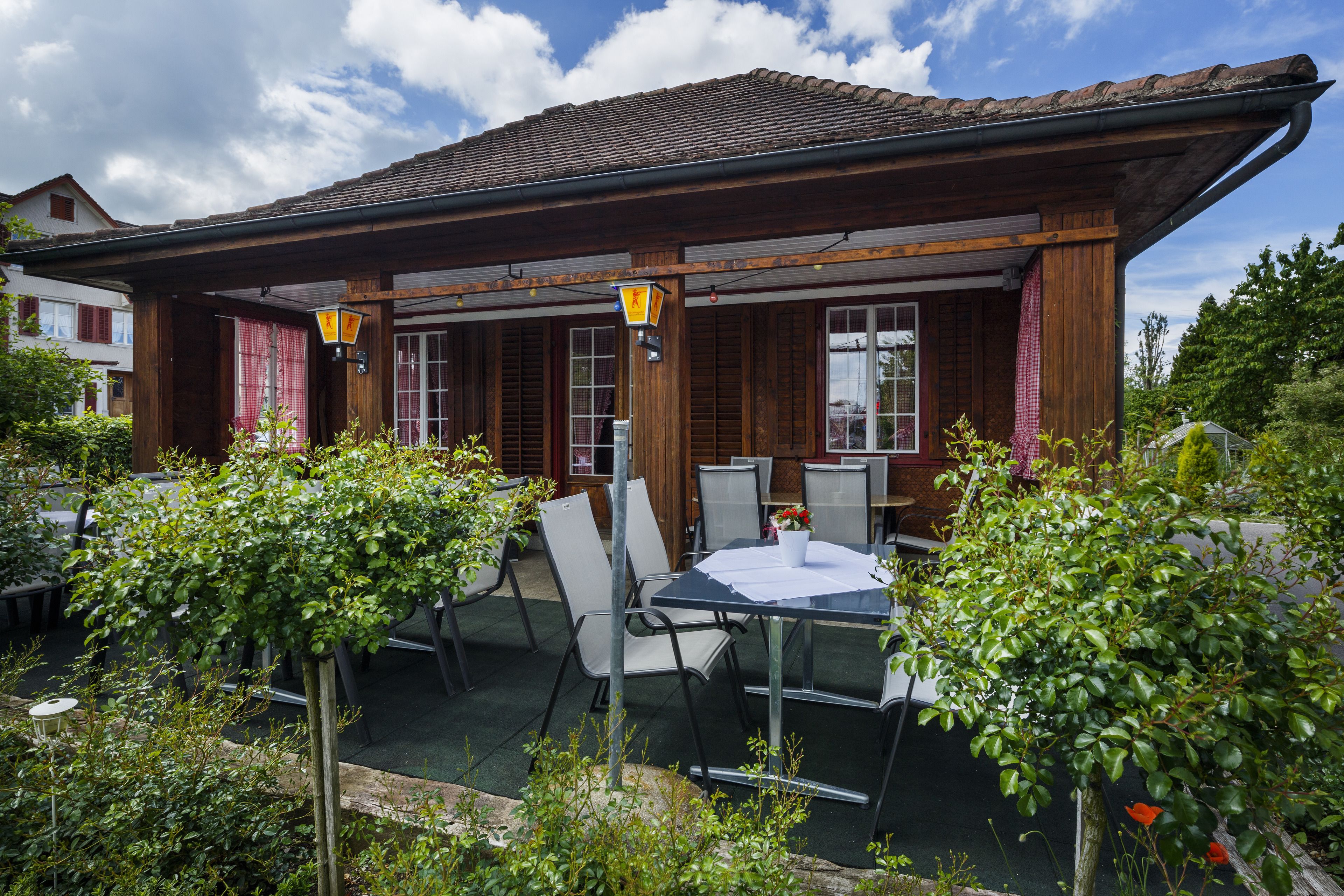 2 restaurants, lunch, dinner served; international cuisine