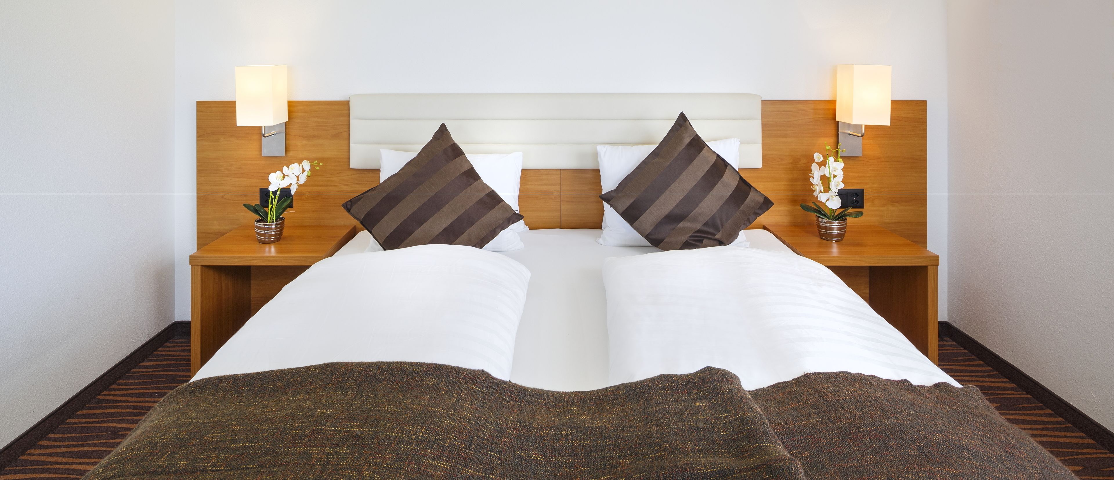 deluxe double room, lake view | hypo-allergenic bedding, minibar, in-room safe, desk