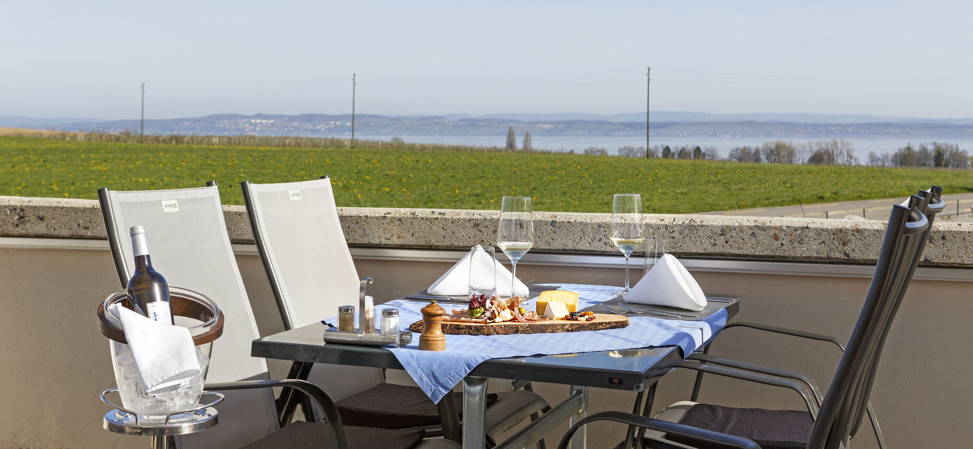 2 restaurants, lunch, dinner served; international cuisine