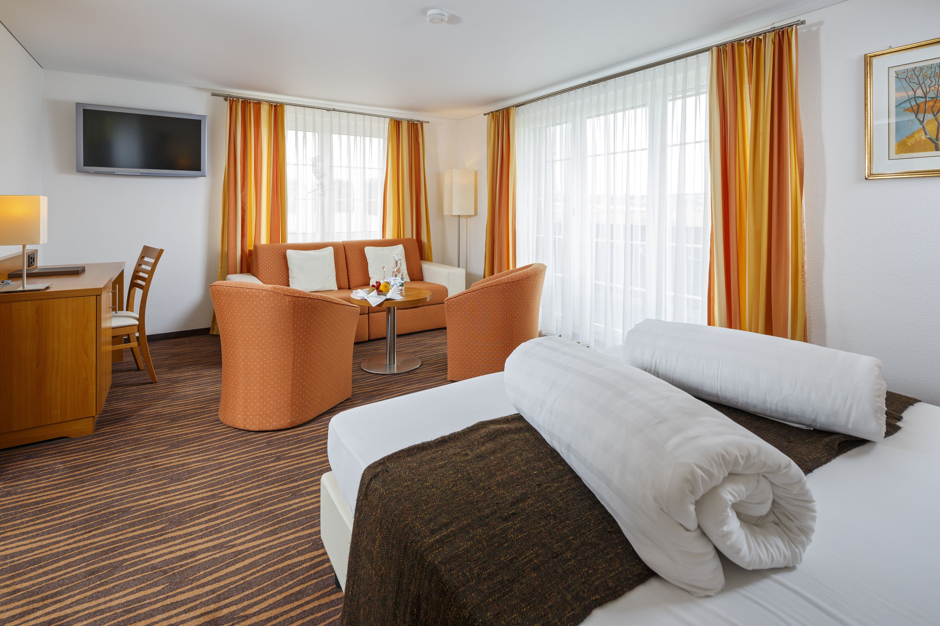 deluxe double room (land view) | hypo-allergenic bedding, minibar, in-room safe, desk