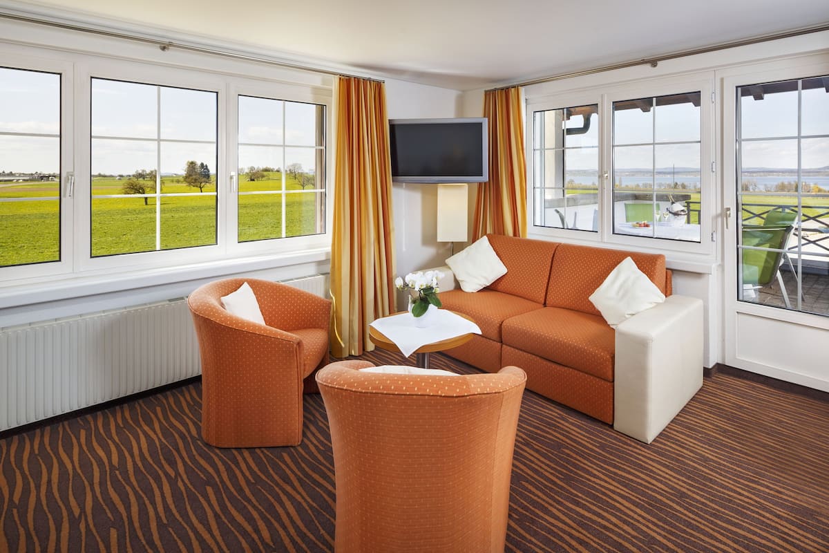 deluxe double room, lake view | hypo-allergenic bedding, minibar, in-room safe, desk