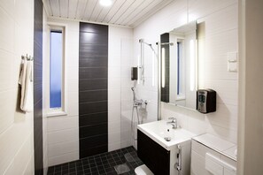 Shower, hair dryer, bidet, heated floors - Hotel Cityhovi (Rauma)
