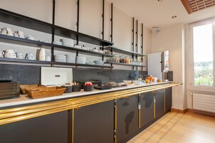 Desayuno buffet diario (EUR 13 por persona)