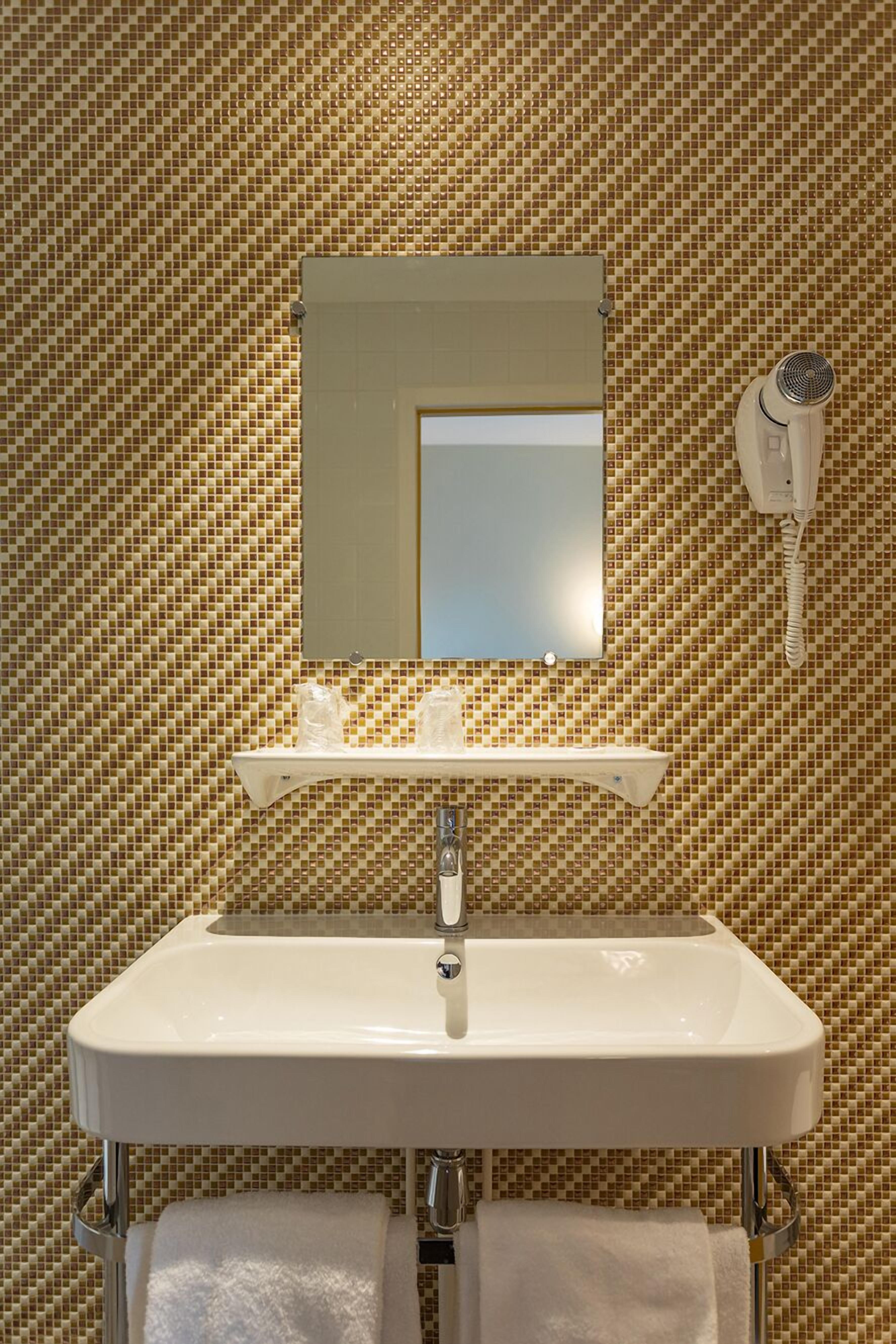 comfort twin room | bathroom amenities | combined shower/bathtub, free toiletries, hair dryer, towels