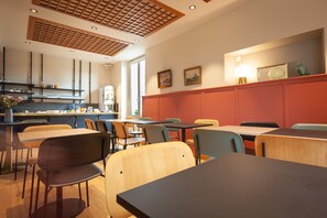 朝食 (ビュッフェ)、毎日提供 (1 名様 13 EUR)