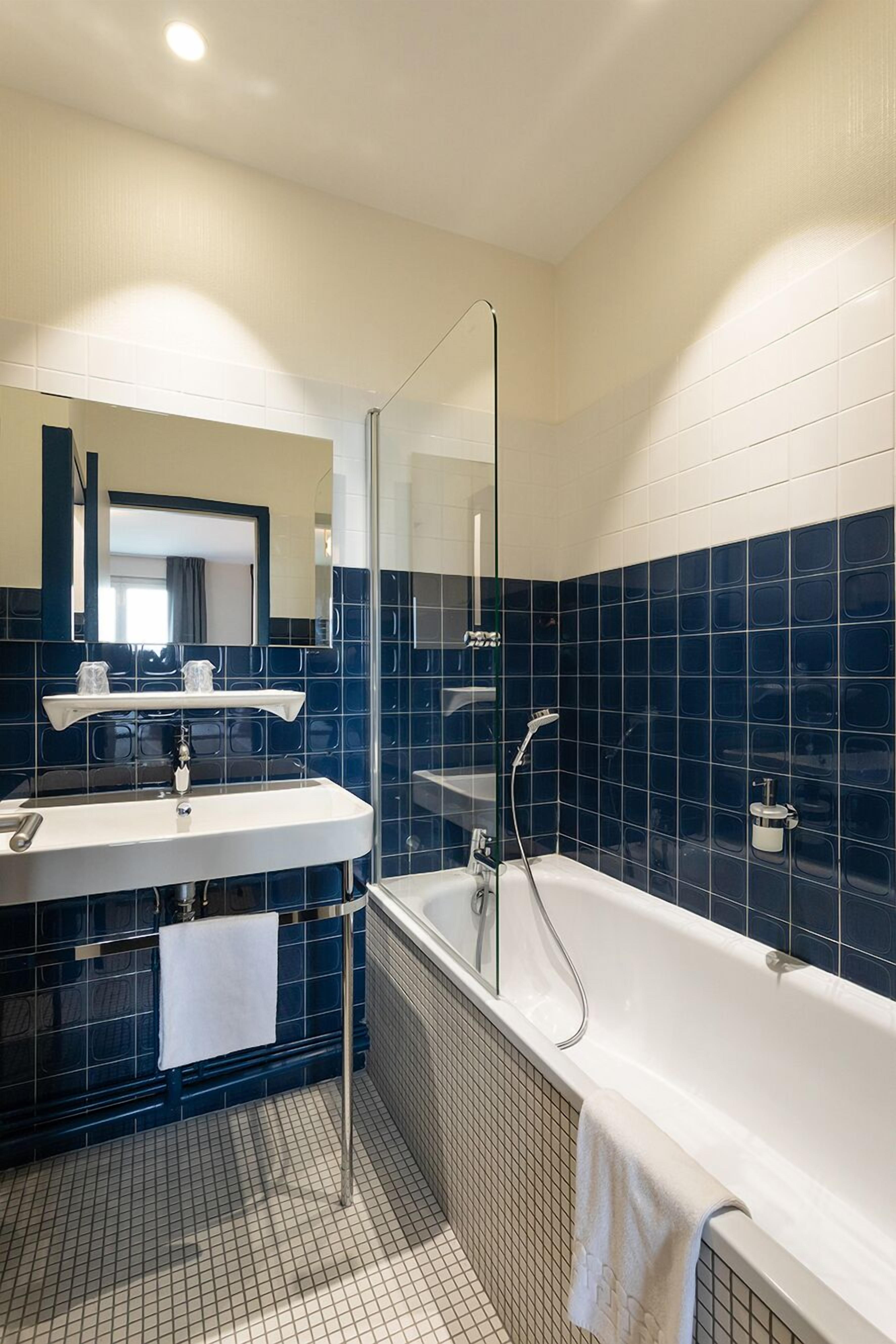 family quadruple room | bathroom | combined shower/bathtub, free toiletries, hair dryer, towels