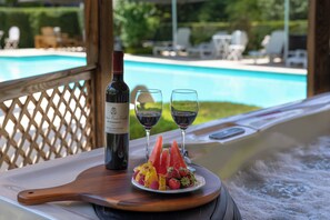 Outdoor spa tub - Le Moulin de Mitou (Auriac-du-Perigord)